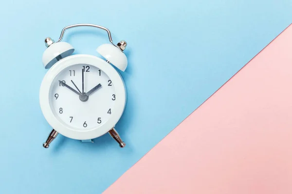 Tocando Sino Duplo Vintage Relógio Alarme Clássico Isolado Azul Rosa — Fotografia de Stock