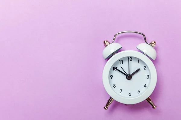 Tocando Sino Duplo Vintage Relógio Alarme Clássico Isolado Violeta Roxo — Fotografia de Stock