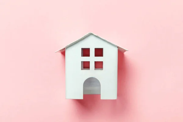Simplement Concevoir Avec Miniature Maison Jouet Blanc Isolé Sur Fond — Photo