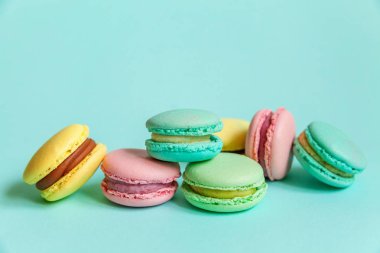 Tatlı badem rengi pembe mavi sarı badem kurabiyesi ya da modayı takip eden mavi pastada izole edilmiş badem kurabiyesi. Fransız kurabiyesi. Asgari gıda fırını konsepti. Düz görünüm kopyalama alanı