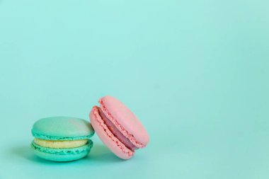 Tatlı badem rengi tek boynuzlu at mavisi, pembe badem kurabiyesi ya da modaya uygun mavi pastada izole edilmiş bademli tatlı pastası. Fransız kurabiyesi. Asgari gıda fırını konsepti. Boşluğu kopyala