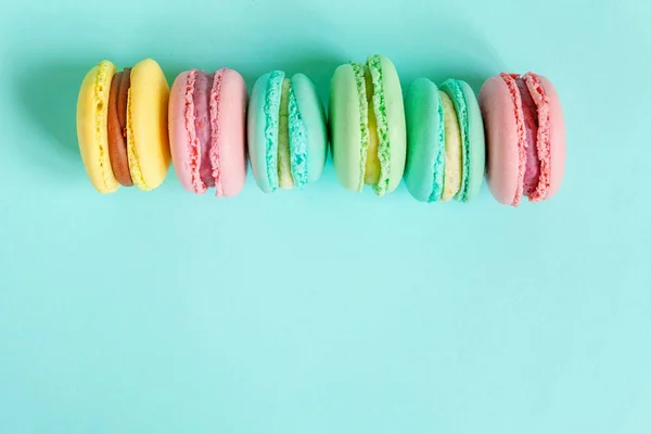 Doce Amêndoa Rosa Colorido Azul Amarelo Macaron Verde Bolo Sobremesa — Fotografia de Stock