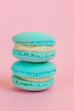 Tatlı badem rengi tek boynuzlu at mavisi badem kurabiyesi ya da modayı takip eden pembe pastaya izole edilmiş bademli tatlı pastası. Fransız kurabiyesi. Asgari gıda fırını konsepti. Boşluğu kopyala