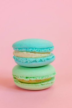 Tatlı badem rengi tek boynuzlu at mavisi, yeşil badem kurabiyesi ya da modayı takip eden pembe pastada izole edilmiş bademli tatlı pastası. Fransız kurabiyesi. Asgari gıda fırını konsepti. Boşluğu kopyala