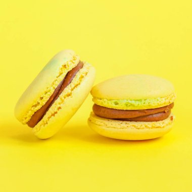 Tatlı badem renginde badem kurabiyesi ya da modern moda modasına uygun izole edilmiş badem kurabiyesi. Fransız kurabiyesi. Asgari gıda fırını konsepti. Boşluğu kopyala