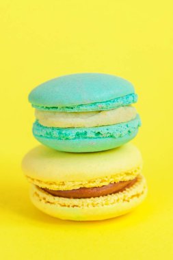 Tatlı badem renkli tek boynuzlu at mavi badem kurabiyesi ya da modern moda modasına uygun izole edilmiş bademli tatlı pastası. Fransız kurabiyesi. Asgari gıda fırını konsepti. Boşluğu kopyala