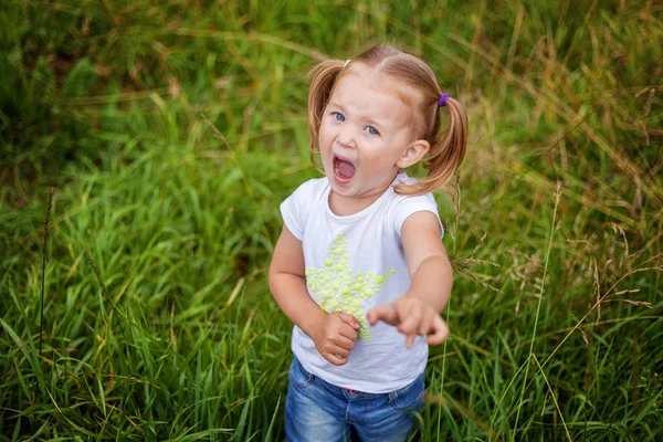 Portret de fată drăguță fericită în aer liber. Kid palying în parc, grădină, pădure zână — Fotografie, imagine de stoc