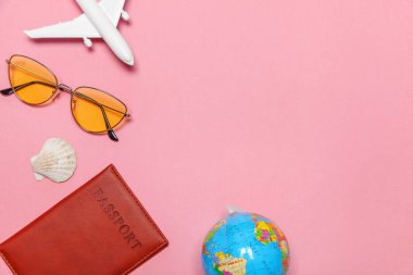 En az basit düz yatıyordu seyahat macera gezi konsepti üzerine pembe pastel trendy modern arka plan