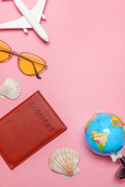 En az basit düz yatıyordu seyahat macera gezi konsepti üzerine pembe pastel trendy modern arka plan