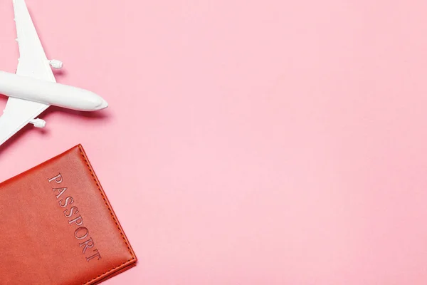 Mínimo simple plano lay viaje aventura concepto de viaje con avión y pasaporte en rosa pastel moderno fondo de moda —  Fotos de Stock