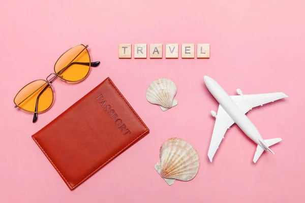 Minimale einfache flache Reiseabenteuerreise-Konzept auf rosa Pastell trendigen modernen Hintergrund — Stockfoto