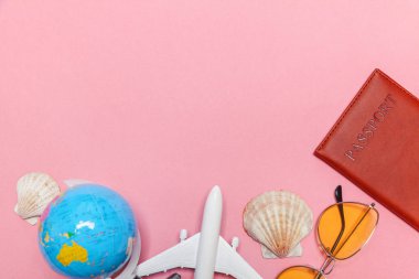 En az basit düz yatıyordu seyahat macera gezi konsepti üzerine pembe pastel trendy modern arka plan