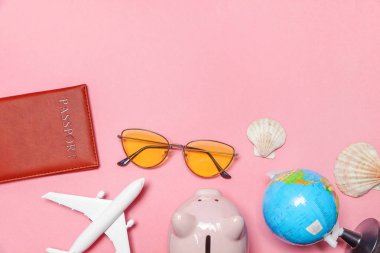 En az basit düz yatıyordu seyahat macera gezi konsepti üzerine pembe pastel trendy modern arka plan