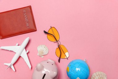 En az basit düz yatıyordu seyahat macera gezi konsepti üzerine pembe pastel trendy modern arka plan