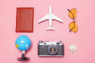 En az basit düz yatıyordu seyahat macera gezi konsepti üzerine pembe pastel trendy modern arka plan