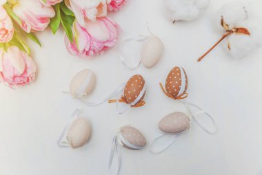 Paskalya yumurta yosun pamuk ve pembe taze Lale kokulu beyaz rustik ahşap zemin üzerinde