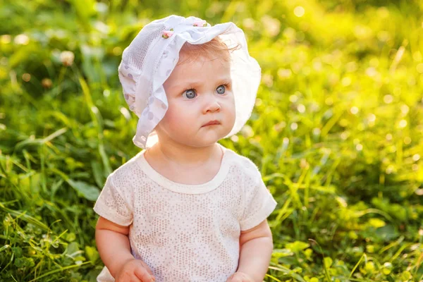 달콤한 행복 한 아기 소녀 풀밭 공원, 정원, 잔디에 앉아 — 스톡 사진