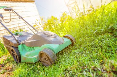 Çim biçme makinesi arka bahçesinde yeşil çim kesme