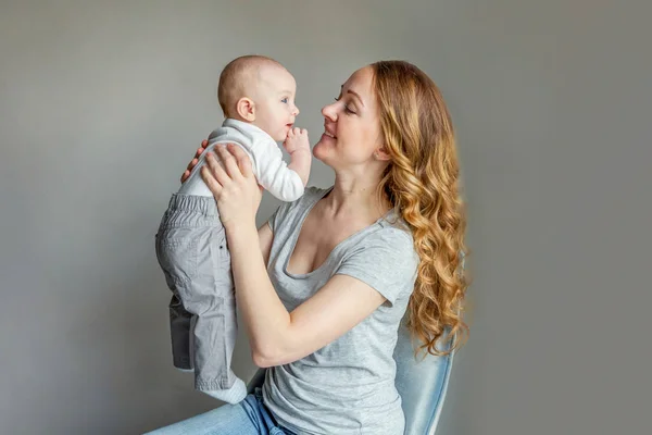 Young mother holding her newborn child — Stock Photo, Image