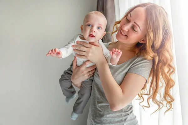 Joven madre sosteniendo a su hijo recién nacido —  Fotos de Stock