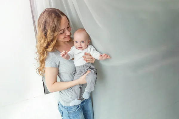 Young mother holding her newborn child — Stock Photo, Image