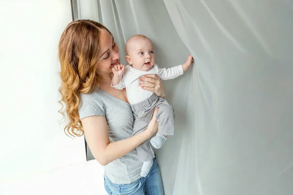 Young mother holding her newborn child — Stock Photo, Image