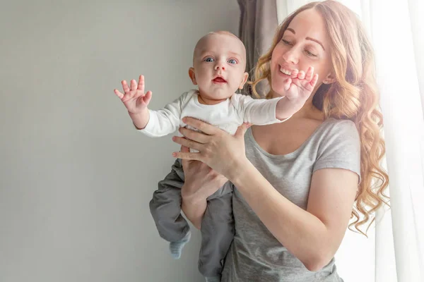 Young mother holding her newborn child — Stock Photo, Image