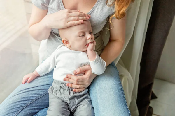Young mother holding her newborn child — Stock Photo, Image