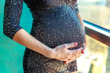 Hamile karnını kapat.