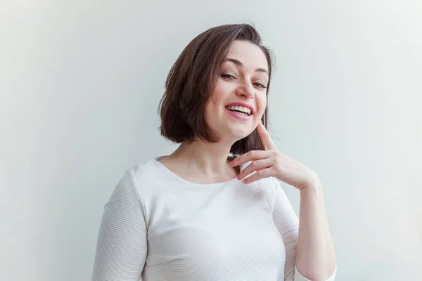 Beleza retrato jovem feliz positivo morena mulher no fundo branco isolado — Fotografia de Stock