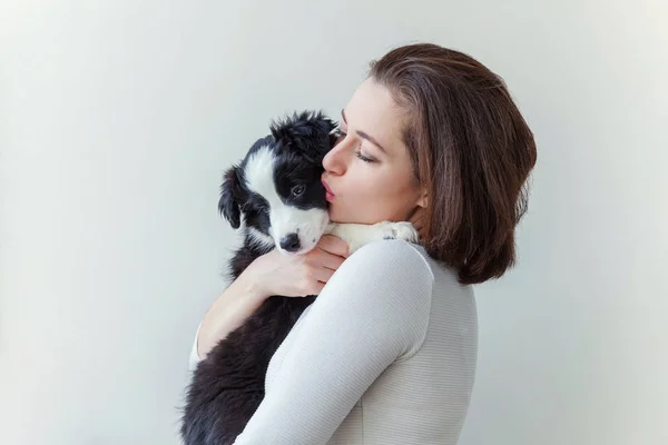 Lächelnd junge attraktive Frau umarmt umarmende niedliche Welpen Hund Border Collie isoliert auf weißem Hintergrund — Stockfoto