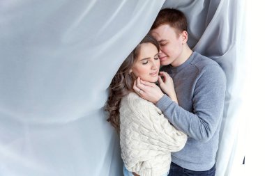 Romantik seksi çift aşık birlikte güzel vakit geçiriyor. Genç kadın kucaklama erkek, beyaz arka plan