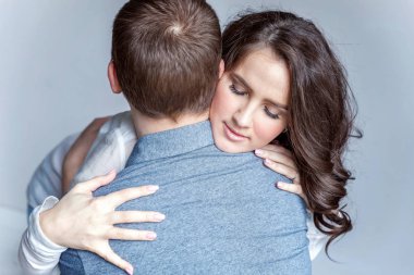 Romantik seksi çift aşık birlikte güzel vakit geçiriyor. Genç kadın kucaklama erkek, beyaz arka plan