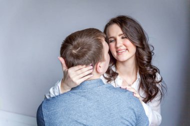 Romantik seksi çift aşık birlikte güzel vakit geçiriyor. Genç kadın kucaklama erkek, beyaz arka plan