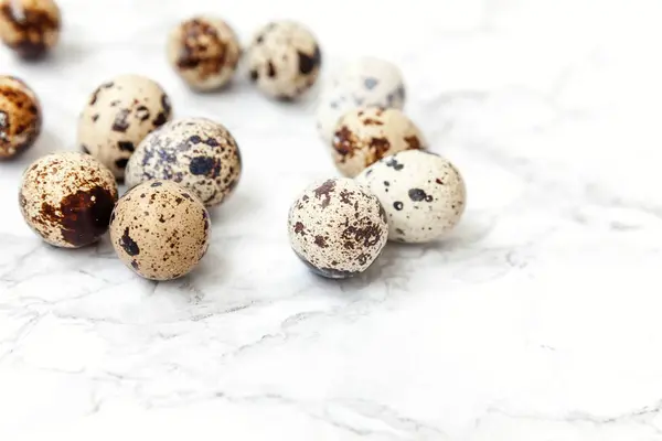Mínima decoración de Pascua con huevos sobre fondo de mármol blanco — Foto de Stock