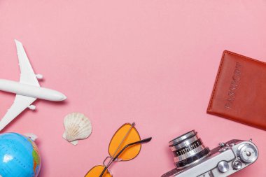 En az basit düz yatıyordu seyahat macera gezi konsepti üzerine pembe pastel trendy modern arka plan