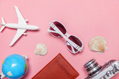 En az basit düz yatıyordu seyahat macera gezi konsepti üzerine pembe pastel trendy modern arka plan