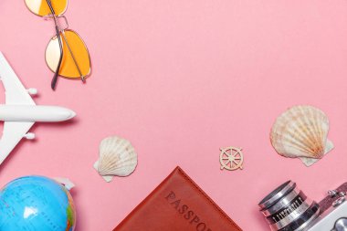 En az basit düz yatıyordu seyahat macera gezi konsepti üzerine pembe pastel trendy modern arka plan