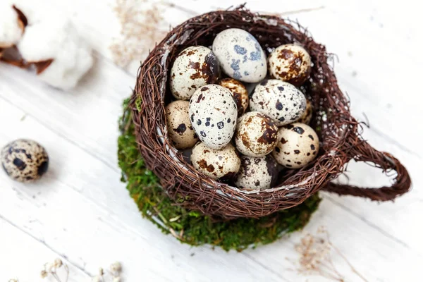 Húsvéti tojás díszítéssel fészek kupa és pamut fehér márvány háttér — Stock Fotó