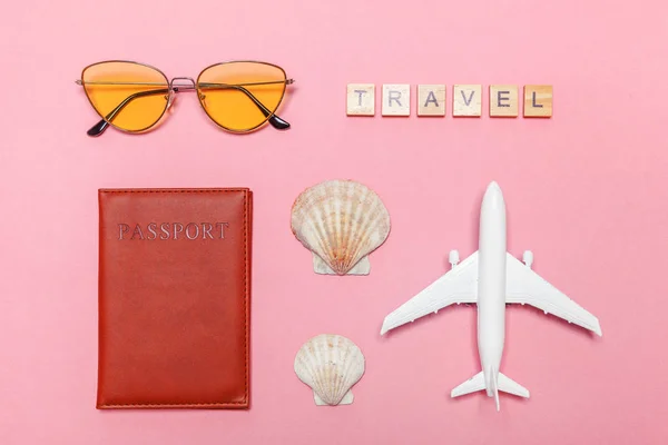 Mínimo simple plano lay viaje aventura concepto de viaje en rosa pastel moderno fondo de moda — Foto de Stock