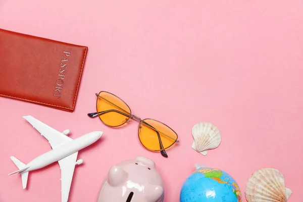 Minimal semplice piatto laici viaggio avventura concetto rosa pastello trendy moderno sfondo — Foto Stock