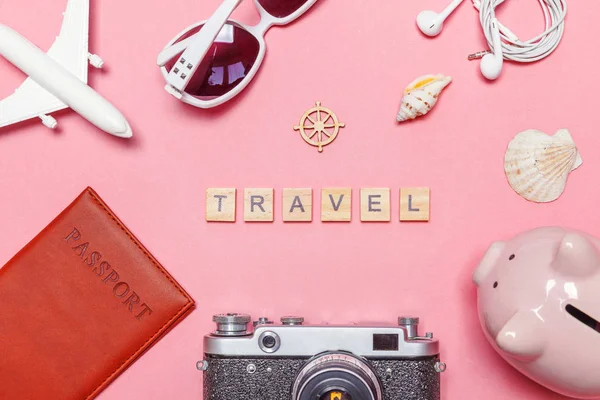 Minimal simples flat lay viagem aventura viagem conceito no pastel rosa moderno fundo moderno — Fotografia de Stock
