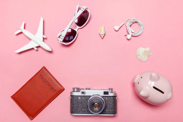 Мінімальна проста концепція подорожі з пласким ліжком на рожевому пастельному модному сучасному тлі — стокове фото