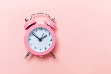 Vintage çalar saat Isolated pastel pembe