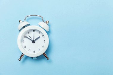 Vintage çalar saat göl kenarında mavi pastel renkli