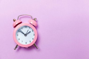 Vintage çalar saat göl kenarında mor Menekşe pastel arka plan üzerinde