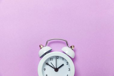 Vintage çalar saat göl kenarında mor Menekşe pastel arka plan üzerinde