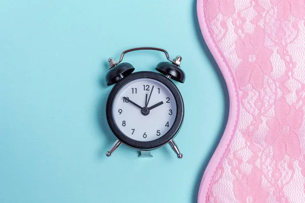 Sovmask och väckarklocka på blå bakgrund — Stockfoto