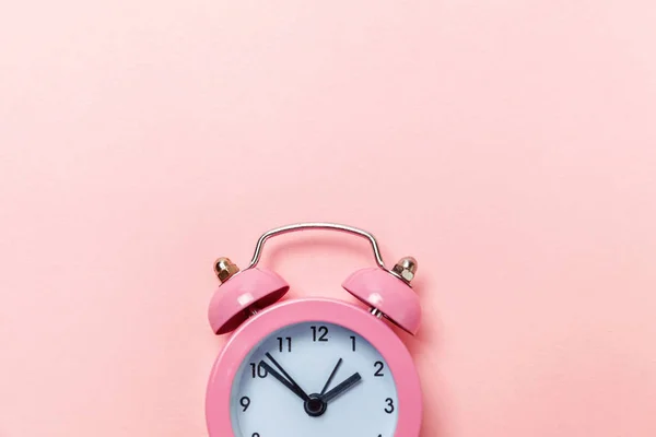 Reloj despertador Vintage aislado sobre fondo rosa pastel — Foto de Stock