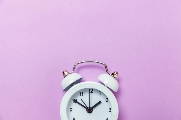 紫色のバイオレット パステル背景にビンテージの目覚まし時計免 — ストック写真